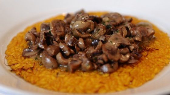 Riso al salto, zabaione ed eleganza: la Milano vintage di Trattoria della Pesa. 