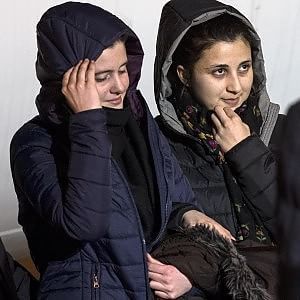 Salvini: "Greta e Vanessa facciano volontariato qui". E Meloni: "Restituiscano soldi" 
