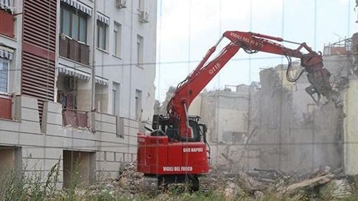 Terrore a Scampia, crolla la Vela Rossa: “Siamo miracolati”. Strage sfiorata, indaga il pm