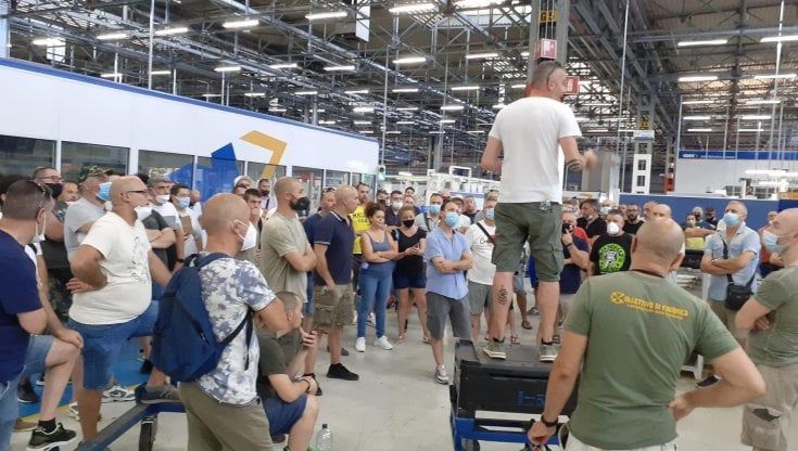 Scioperi contro i licenziamenti e il governo studia nuove regole
