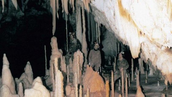 Un sasso lanciato nel vuoto: "Così 47 anni fa scoprimmo le grotte di Frasassi"