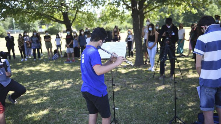 Ultimo giorno di scuola, le lacrime della prof che rivede i suoi alunni al parco