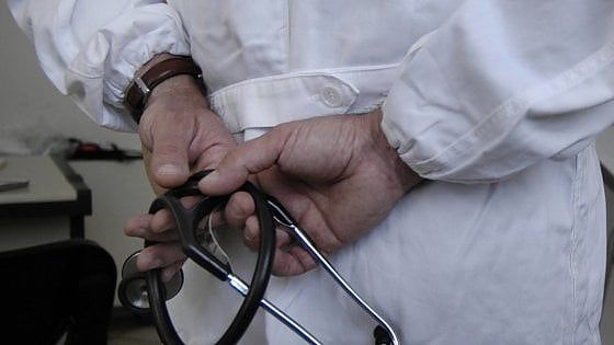 "Rimettiamoli tutti sui barconi", gli insulti razzisti in ambulatorio del medico di Monza al nuovo paziente