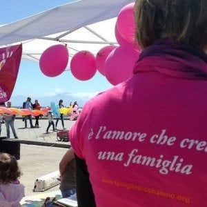 Stop alla registrazione dei figli coppie gay, de Magistris: "Governo oscurantista"