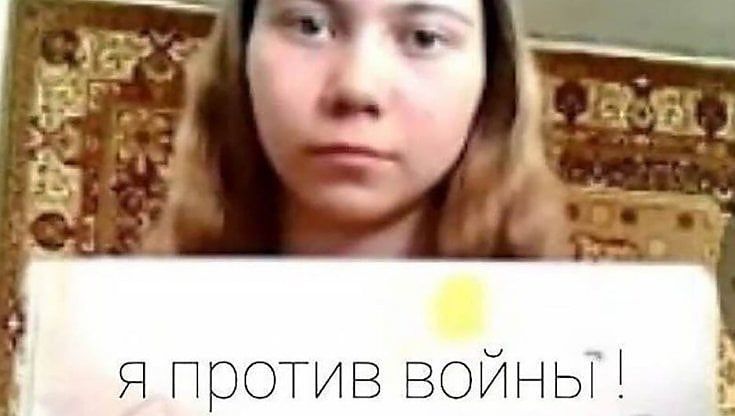 Russia, fa un disegno per la pace in Ucraina: in fuga il padre condannato a due anni di carcere