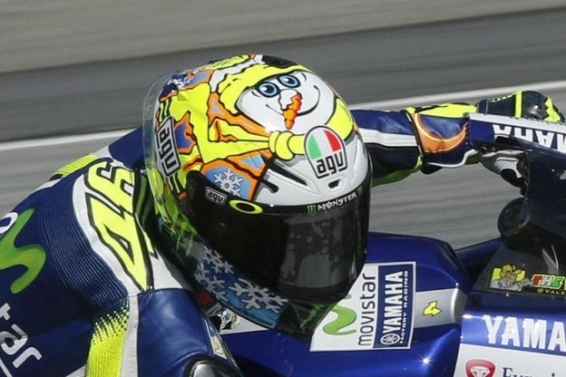 MotoGp, Rossi in pista a 50 gradi con il pupazzo di neve sul casco