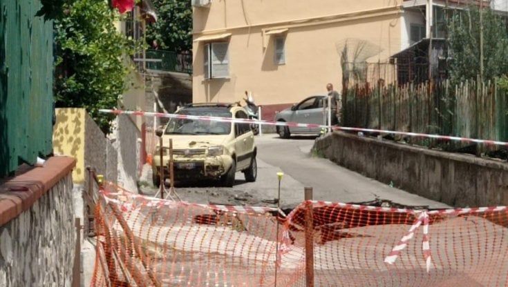 Fuorigrotta, si apre voragine nel Rione Lauro: 800 famiglie senz'acqua