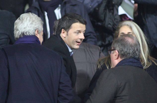 Renzi in tribuna, tra sorrisi e saluti
