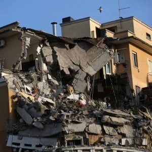 Roma, crollo via Farnesina: "Necessario abbattimento per verifiche"