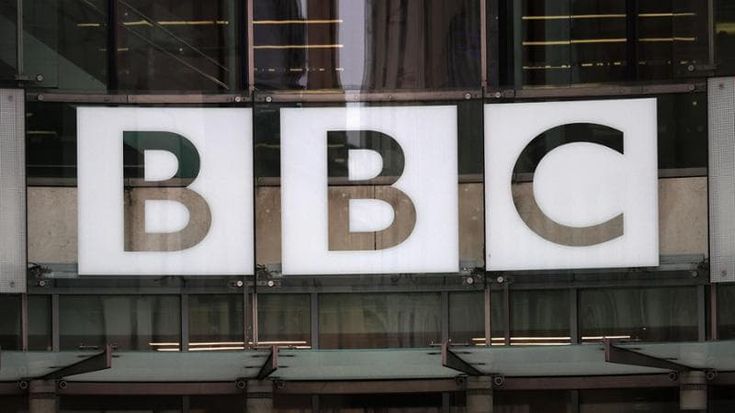 Bbc, è tutti contro tutti: “Che stupidi siamo stati su Trump”. E Donald minaccia cause miliardarie