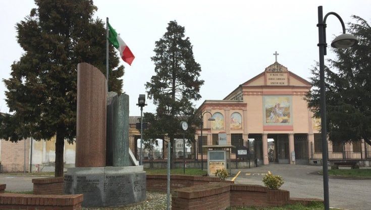 Rubano il Tricolore sul monumento ai Caduti: tre adolescenti pavesi denunciati per furto e vilipendio alla bandiera