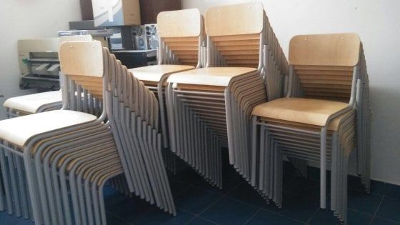Palermo: al liceo Cannizzaro donati 60 banchi e 120 sedie