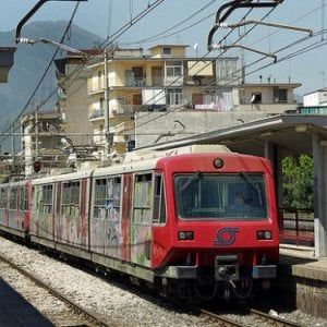 Cade sui binari della Circum, salvato un attimo prima dell'arrivo treno