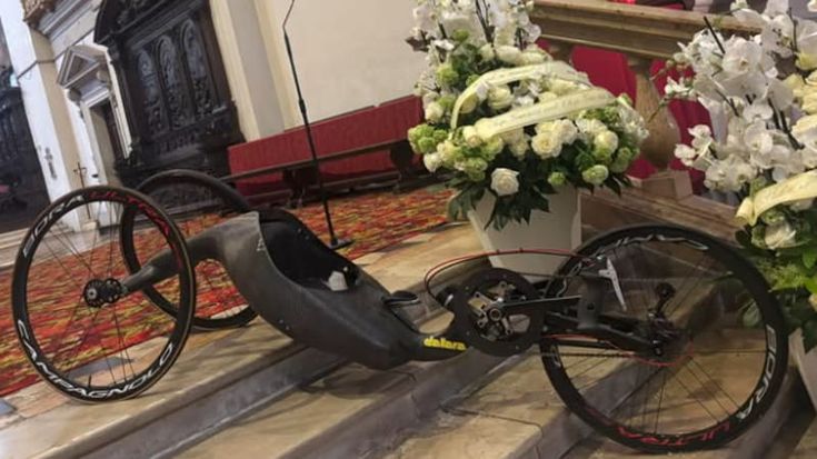 I funerali di Zanardi, in migliaia a Padova. La commozione di Tomba e Bebe Vio. “Ha insegnato il coraggio”