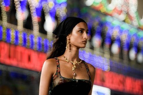 Dior Cruise 2021: stivali bassi, shopper, foulard e bustier... gli accessori più belli