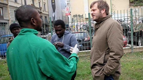 Profughi a Milano, dopo le minacce contro l'assessore arriva la carica degli hater: "Facciamogli la festa" 