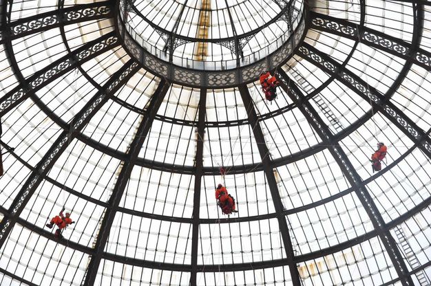 Milano, blitz di Greenpeace in Galleria Vittorio Emanuele