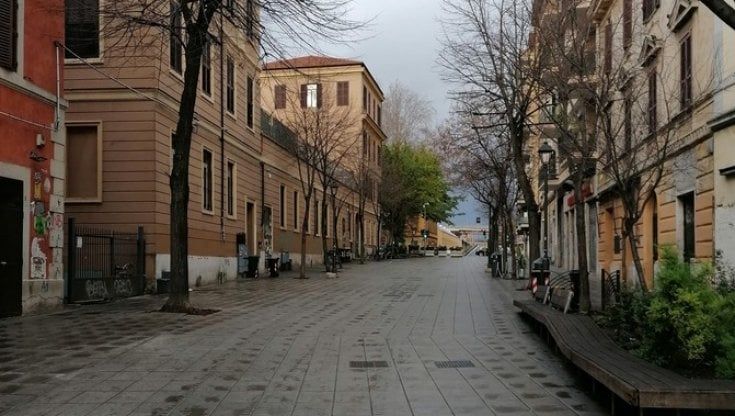 Col coprifuoco raffica di scippi e aggressioni. Allarme al Pigneto e sui social scatta la caccia al ladro: "Abbiamo paura"