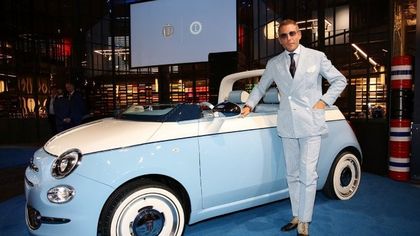 Lapo Elkann colpisce ancora: fa a fette una 500 e tira fuori la sua 