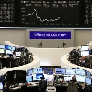 Borse incerte per le trimestrali di Google e Samsung. Spread in calo dopo il Pil in ripresa