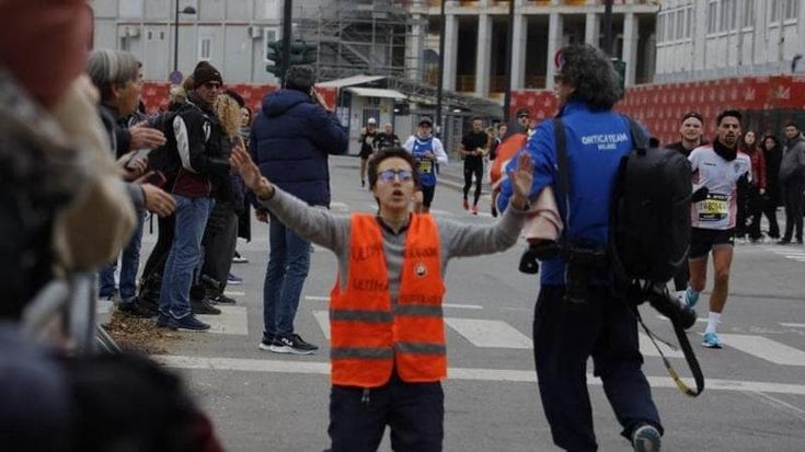 Ultima Generazione, protesta durante la half marathon Milano 21: striscione in mezzo al percorso