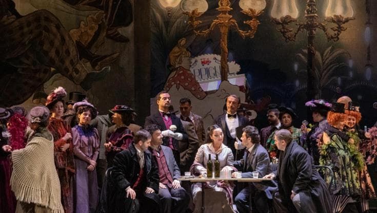 Una “Bohème” raffinata: regia e costumi vincenti, spicca la voce di Bartoli