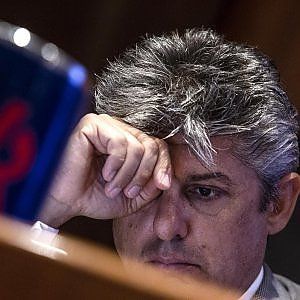 Telecom, Patuano ufficializza le dimissioni. Il titolo in luce con il risiko delle Tlc