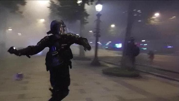 Parigi, caos sugli Champs-Élysées dopo la vittoria del PSG: lacrimogeni e arresti