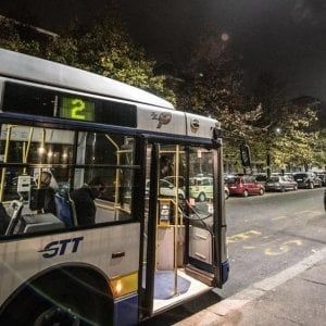 Torino, minaccia l'autista del bus e morde a sangue la mano di una donna 