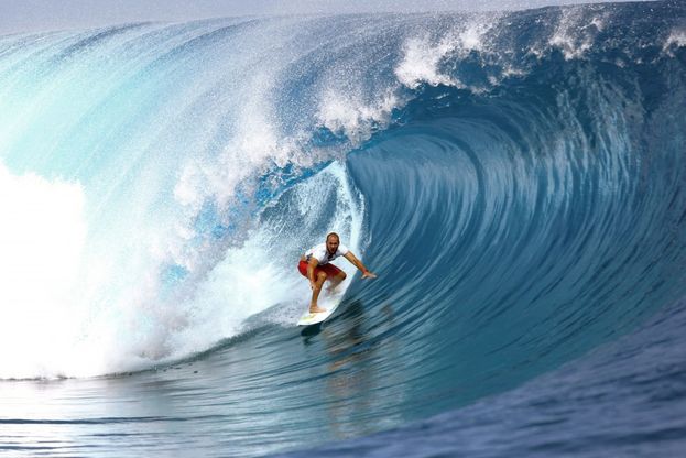 Tahiti, spettacolo tra le onde: si sfidano i campioni del surf