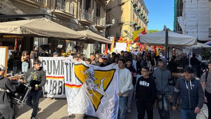 Palermo, studenti in piazza per edilizia scolastica e clima. Solidarietà alla Palestina