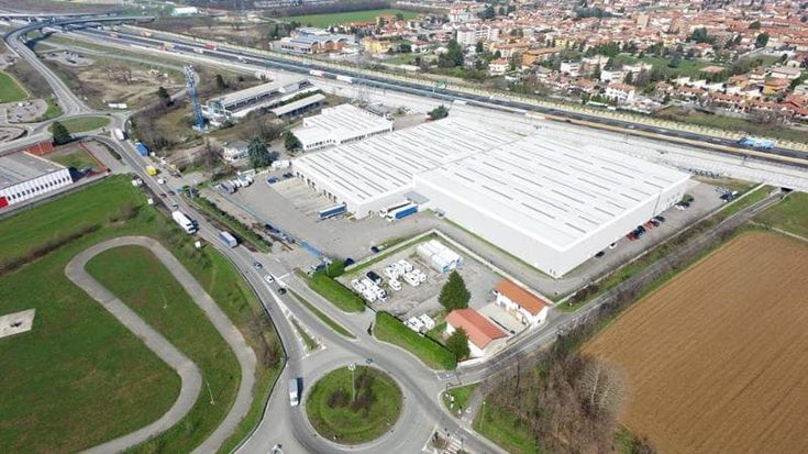 L’e-commerce e l’assedio dei capannoni: è allarme per il consumo di suolo. A Milano il 30% della logistica italiana