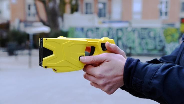 Fermato con il taser dalla polizia muore in ambulanza, è polemica