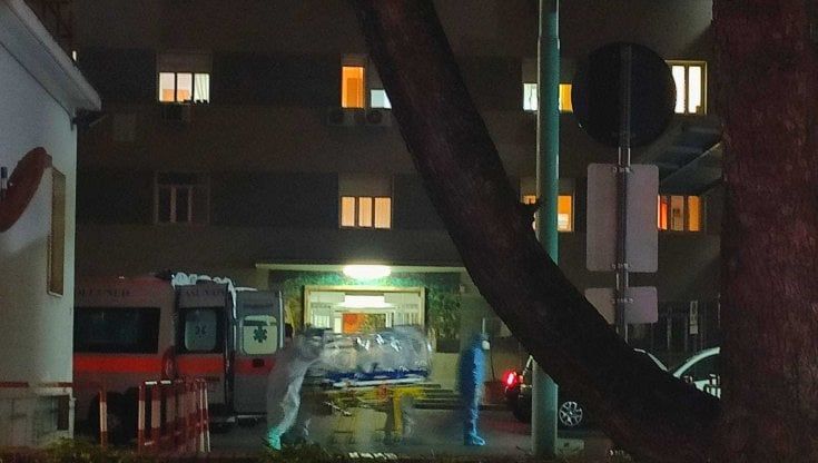 Covid, torna l’incubo a Castellammare. Ambulanze in fila nel parcheggio dell’ospedale San Leonardo