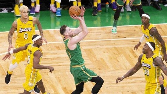 Basket Nba: Lakers travolti a Boston, Antetokounmpo a quota 10mila punti