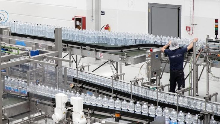 Cara acqua quanto mi costi! Eppure gli italiani non rinunciano alla minerale