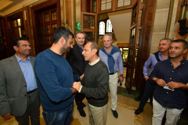 Citt&agrave; metropolitana, sfilata dei politici alle urne.<br />E il consigliere sbotta: "Decaro non salti la fila"