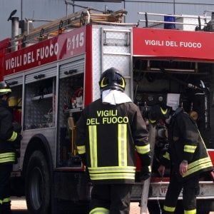 Incendio in una fabbrica, sospesi i treni sulla Brescia-Iseo-Edolo