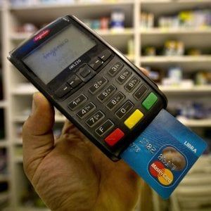 Confesercenti: "Evasione si combatte con la web tax". Conte: "Rinvio sui Pos per ridurre commissioni"
