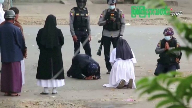 Il Papa: "Anche io mi inginocchio sulle strade del Myanmar"