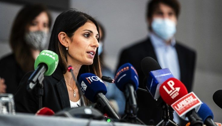 Elezioni Roma, sul rogo dei bus a Tor Sapienza veleni e accuse dagli M5s: "Così la mafia festeggia"