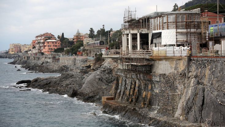 Nervi, da 11 anni lo scheletro della Marinella sulla passeggiata più bella di Genova
