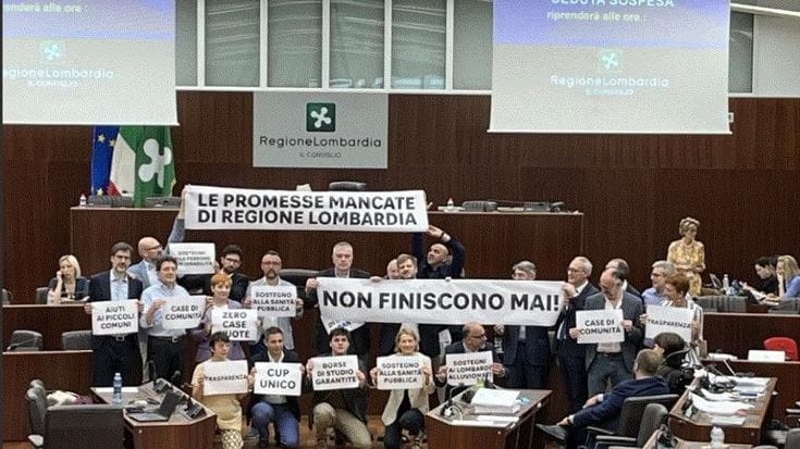 Protesta del centrosinistra in consiglio regionale, cartelli e striscioni in aula: "Le promesse mancate di Regione Lombardia"