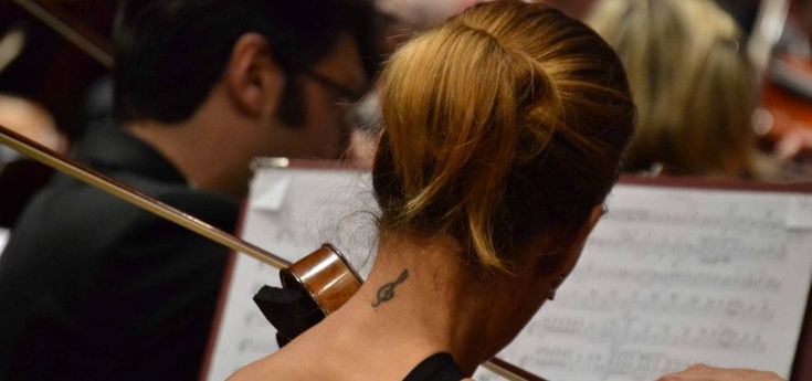 La pianista sexy, il primo violino solare, bauli grandi come camerini, tanti applausi: è Santa Cecilia in tournée