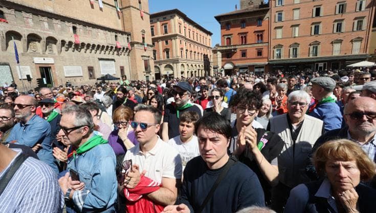 Migliaia al 25 aprile. E la piazza di Bologna canta Bella ciao coi Modena City Ramblers