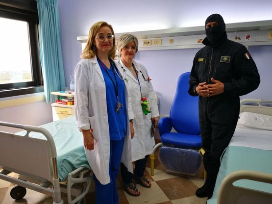 Castelvetrano, il "comandante Alfa" dona le poltrone all'ospedale