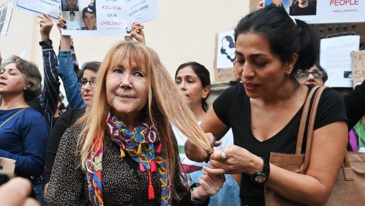 Centinaia di ciocche di capelli per schierarsi con le donne iraniane