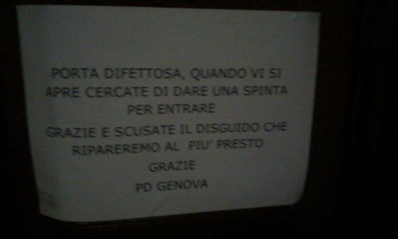 Quel cartello all'ingresso del Pd: "Date una spinta per entrare"