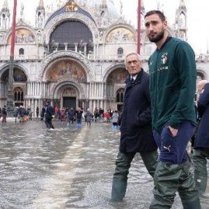 Venezia, la marea inizia a ritirarsi: il picco è 150 centimetri. Piazza San Marco chiusa e poi riaperta