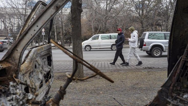 La paura dei kazaki nelle vie di Almaty ferite dalla rivolta